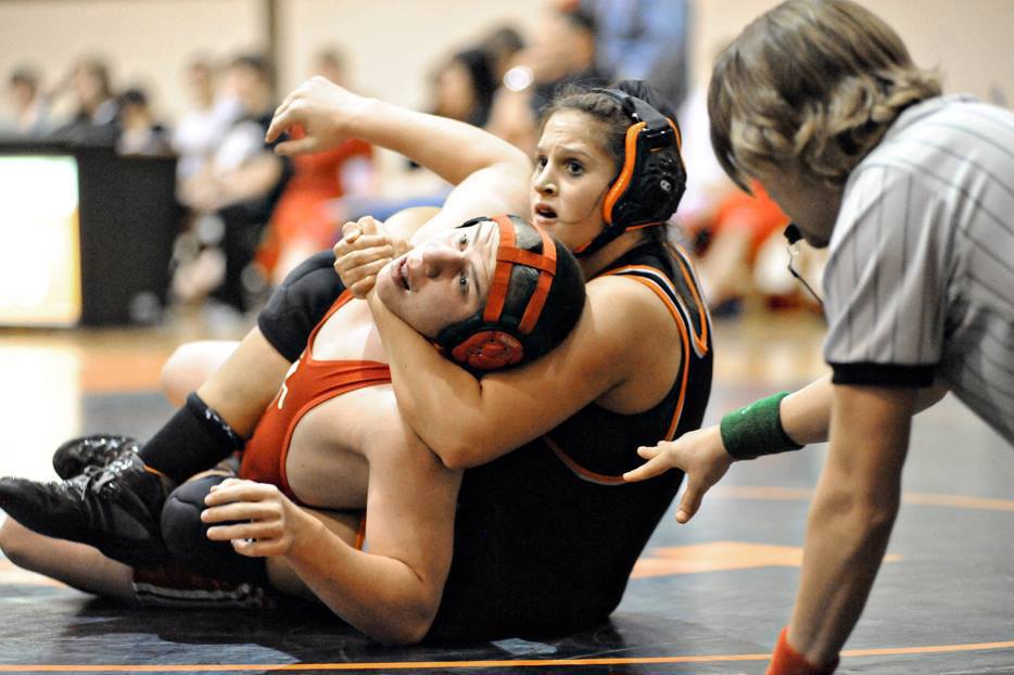 Girl vs girl. Борьба девочек с мальчиками. Collegiate Wrestling девушки. Фильм про девушку борца. Девушки борьба на коленях.