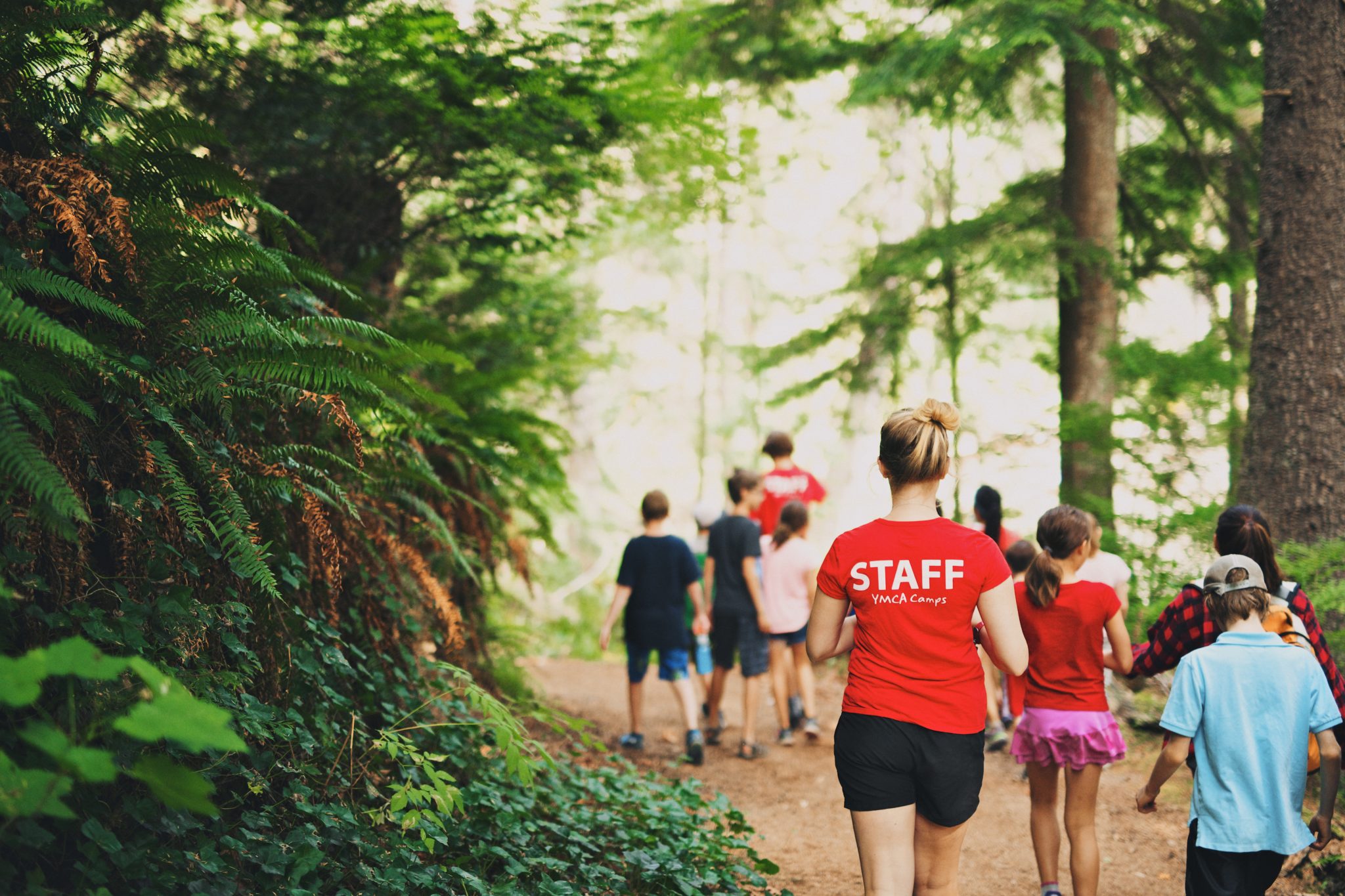 Summer camp. YMCA лагерь. Языковой лагерь на свежем воздухе. Лагерь на свежем воздухе. Языковой лагерь фон.