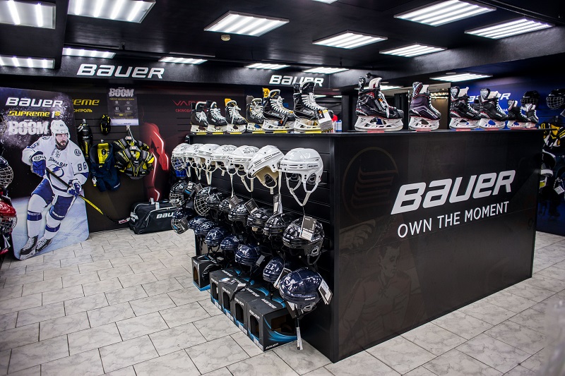 Хоккейные сайты магазинов. Магазин хоккейной экипировки. Витрина хоккейного магазина. Магазин хоккейной экипировки форма. Хоккейный магазин в Канаде.