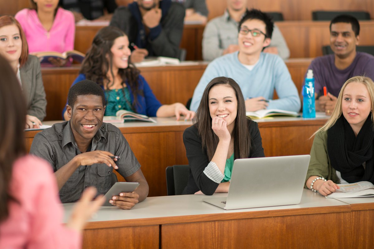 Aged students. Американские студенты. Великобритания педагоги в универе. Преподаватель в университете женщина. Студенты по обмену.