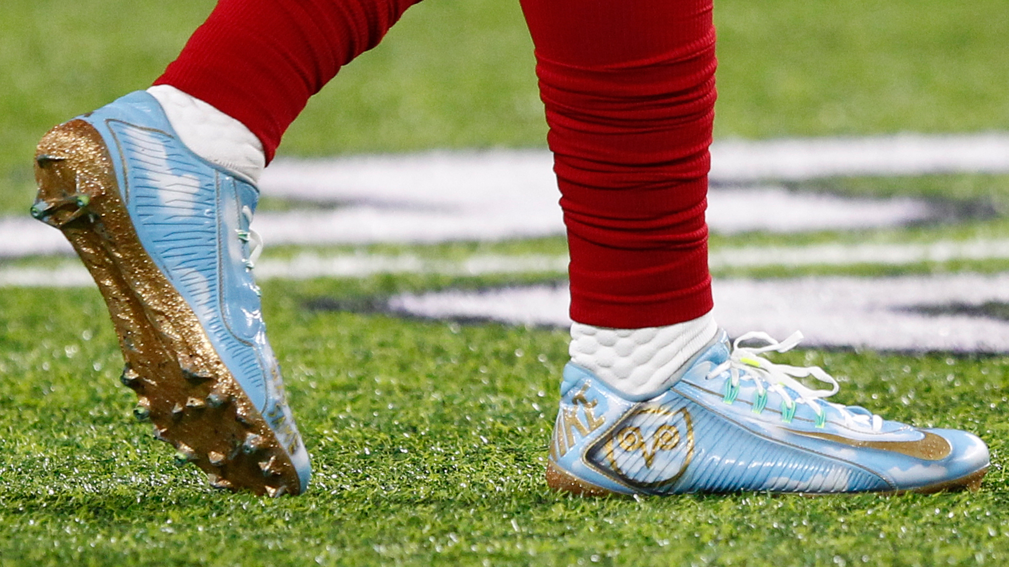 how-to-spat-your-cleats-why-do-football-players-tape-their-cleats