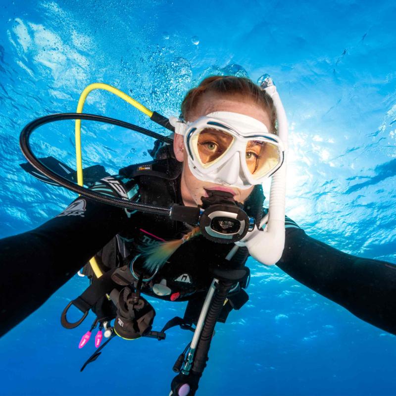 Are You Missing Out on the Best Snorkeling Gear: Discover the Top-Rated Aqua Lung Sport Snorkel Set Pro Series