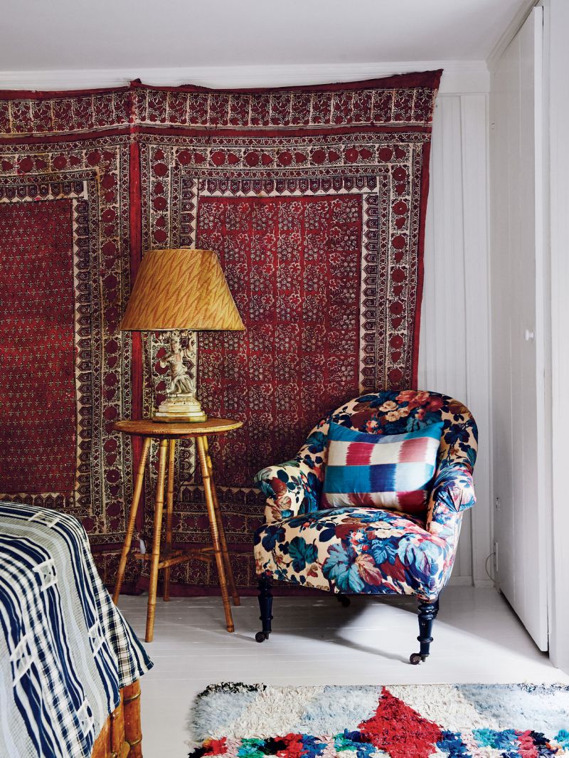 Creating a Cozy Mens Room with Tapestries