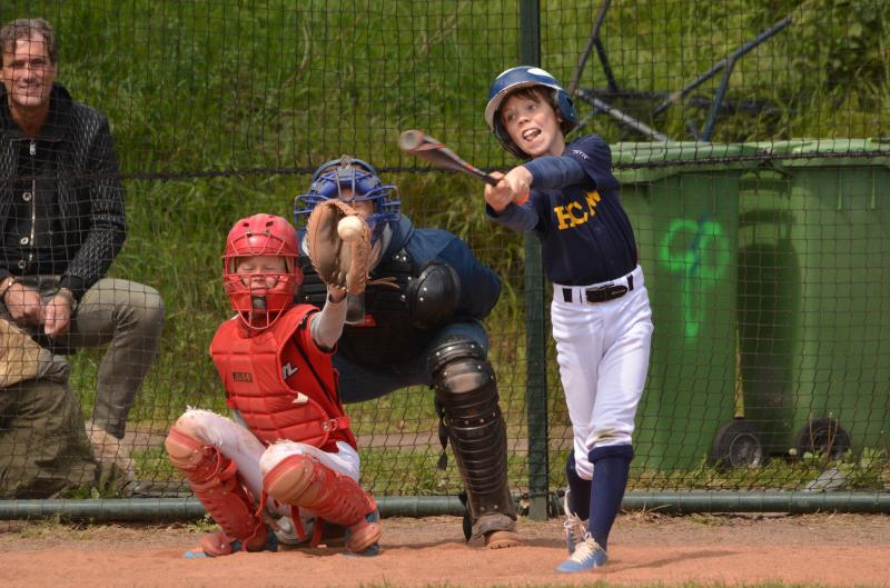 Finding The Perfect Batting Gloves For Your Little One: The Ultimate Guide For All Tee Ball And Youth Baseball Parents