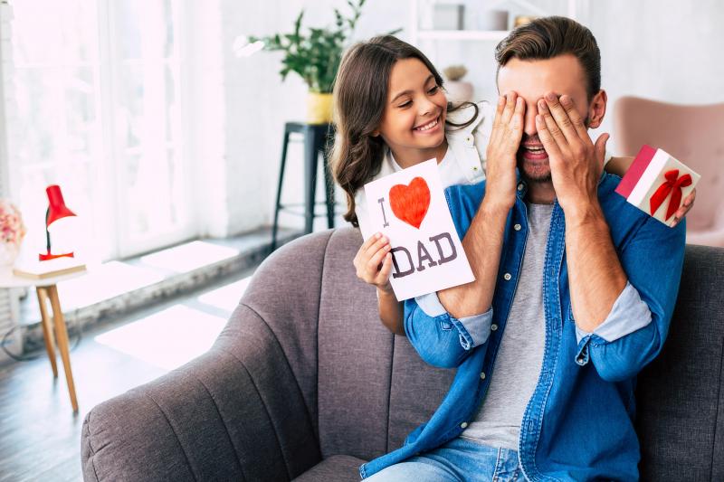 Golfing Gifts For Dad Worth Buying This Year: 15 Awesome Ideas To Make Him Smile