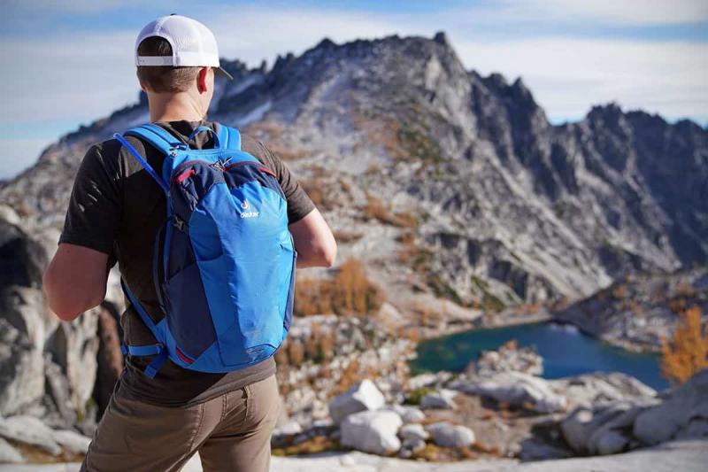 How to Choose the Best Black Backpack for Work: 7 Essential Features to Look For