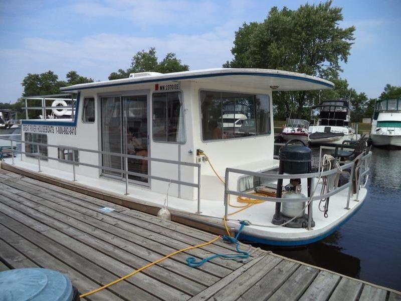 Looking For a Unique Vacation in La Crosse, WI. Consider These Houseboat Rentals