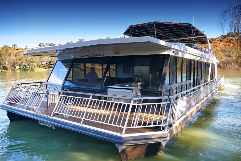 Looking For a Unique Vacation in La Crosse, WI. Consider These Houseboat Rentals