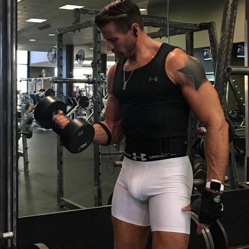 Looking For Form-Fitting Workout Bottoms Guys: Why Tight Gym Pants Are Key For Men