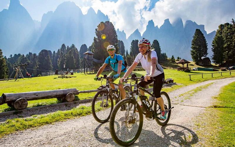 Looking for New Cycling Shoes This Year. Discover the Best White Options for Road and MTB