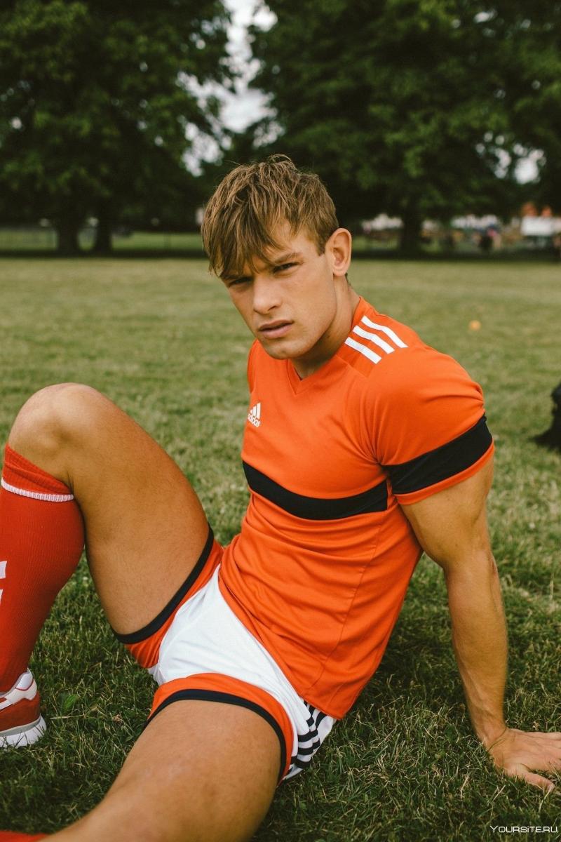 Looking for New Golf Shorts This Season: Discover the Hottest Red Golf Shorts for Men in 2023