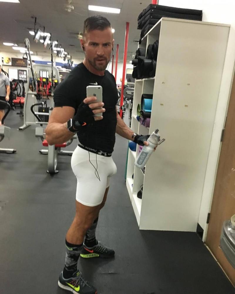 Looking for The Best Basketball Leggings for Men. Find Out Here