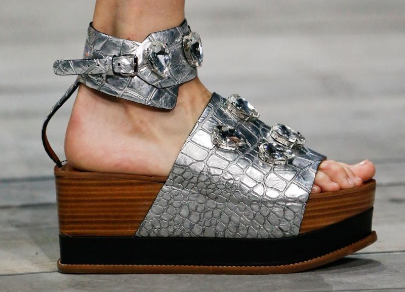Looking For The Best Flat Sole Shoes For Men in 2023. Learn About This Hot Footwear Trend