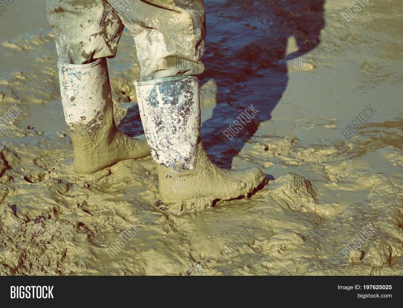 Looking for The Best Mudding Boots & Waders. : Discover Our Top 15 Tips For Staying Dry and Stylish This Season