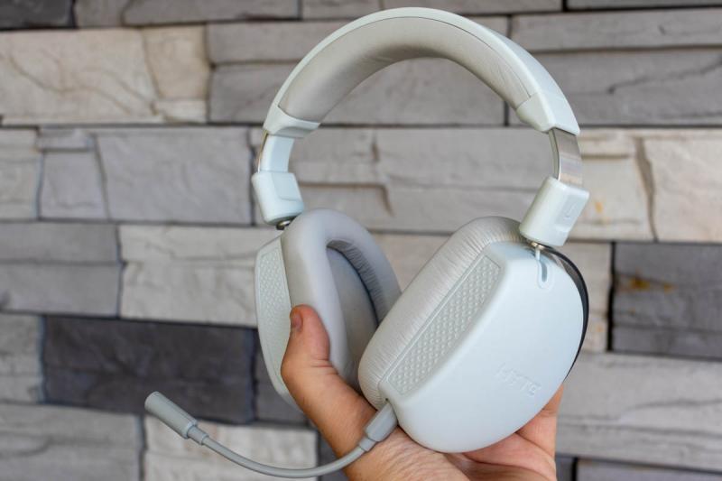 Looking for the Best Wireless Snowboard Headphones. Discover Why the Airhead Live Wire 2 Keeps Riders Stoked All Day