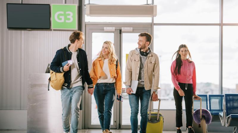 Looking for the Perfect Airplane Pants to Travel in Comfort. Find Out the 14 Features You Need