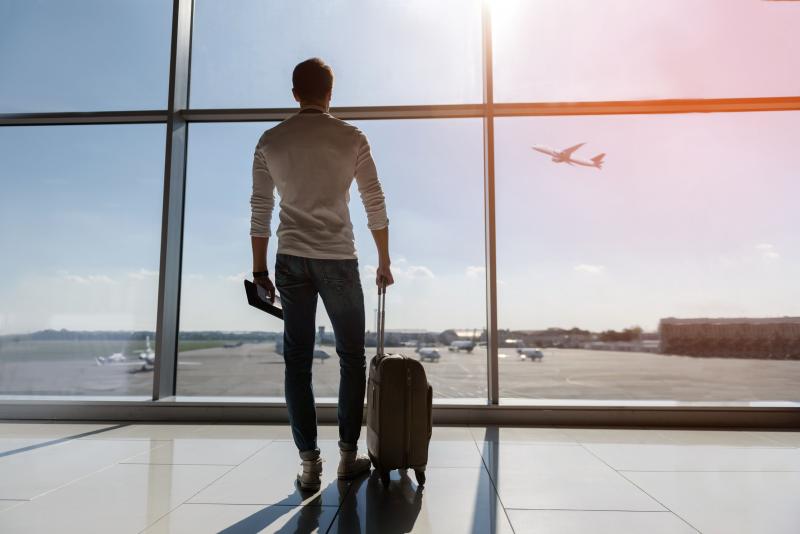 Looking for the Perfect Airplane Pants to Travel in Comfort. Find Out the 14 Features You Need