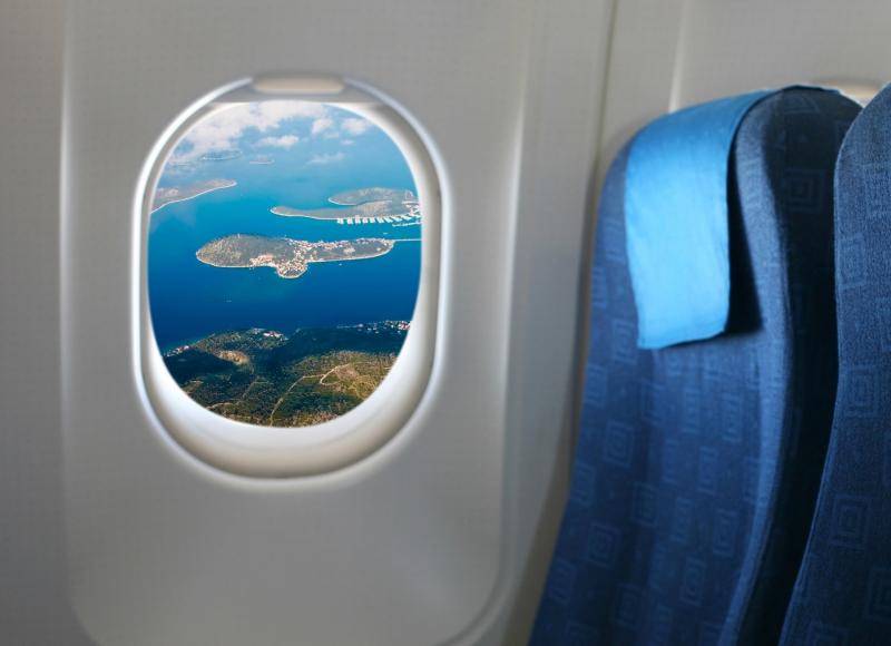 Looking for the Perfect Airplane Pants to Travel in Comfort. Find Out the 14 Features You Need