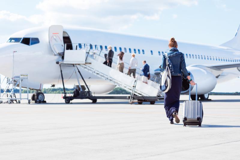 Looking for the Perfect Airplane Pants to Travel in Comfort. Find Out the 14 Features You Need