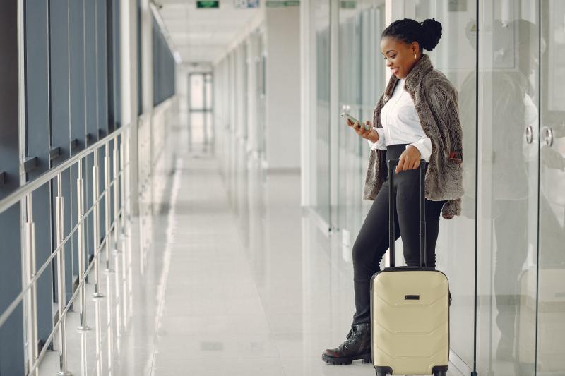 Looking for the Perfect Airplane Pants to Travel in Comfort. Find Out the 14 Features You Need