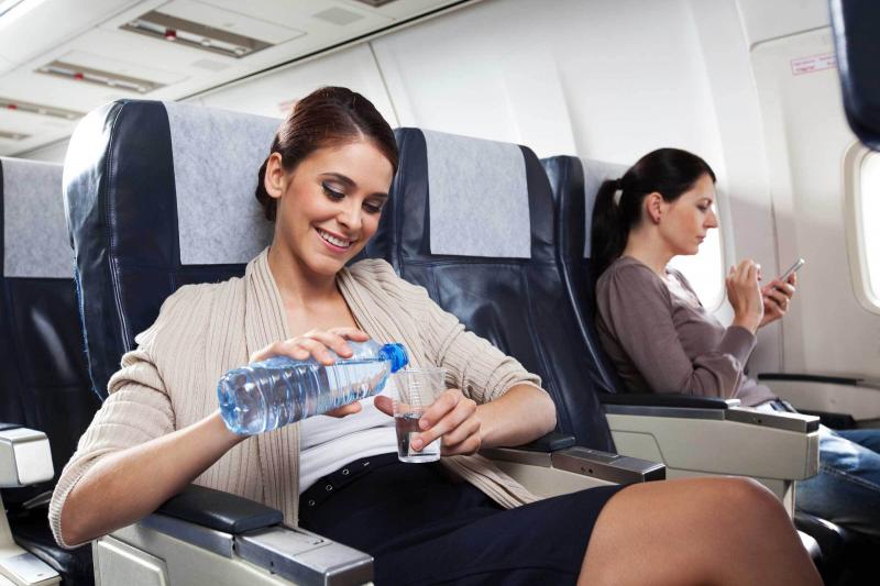 Looking for the Perfect Airplane Pants to Travel in Comfort. Find Out the 14 Features You Need