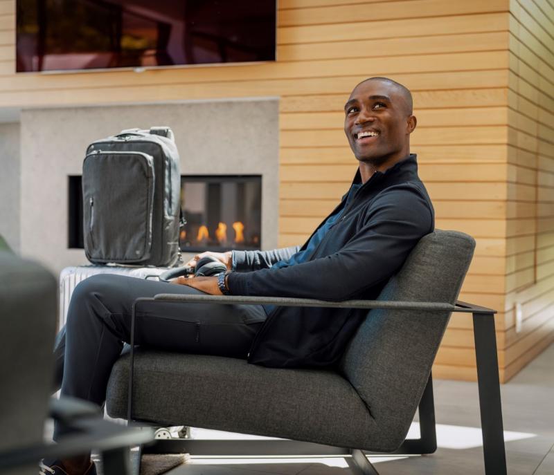 Looking for the Perfect Airplane Pants to Travel in Comfort. Find Out the 14 Features You Need