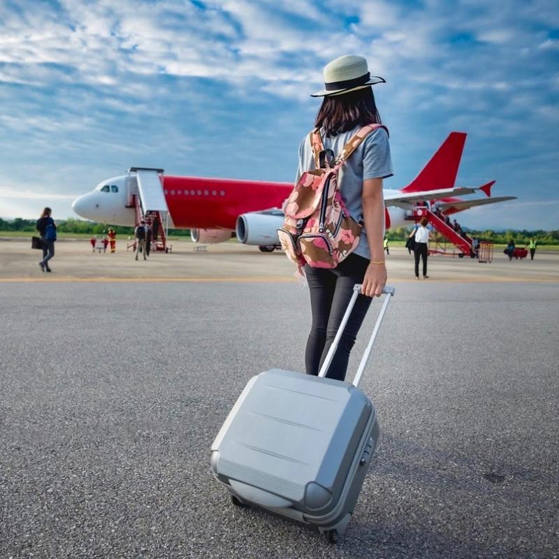 Looking for the Perfect Airplane Pants to Travel in Comfort. Find Out the 14 Features You Need