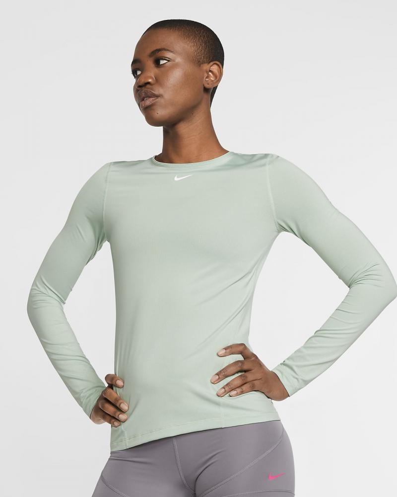 Looking for the Perfect Nike Top for Women: How to Choose the Best Long Sleeve Shirt for Your Needs