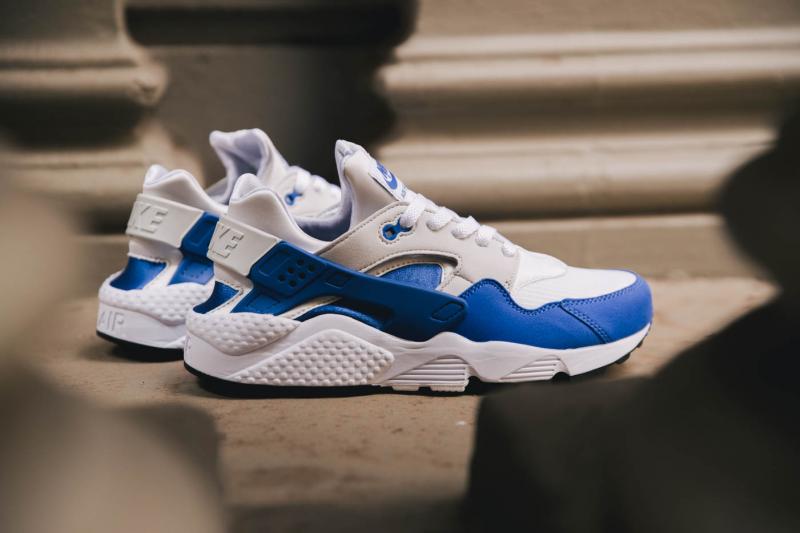 Looking for the Perfect Pair of Blue Nike Huaraches. Check Your Size for Comfort