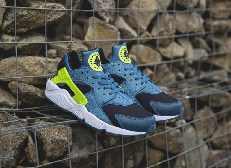 Looking for the Perfect Pair of Blue Nike Huaraches. Check Your Size for Comfort