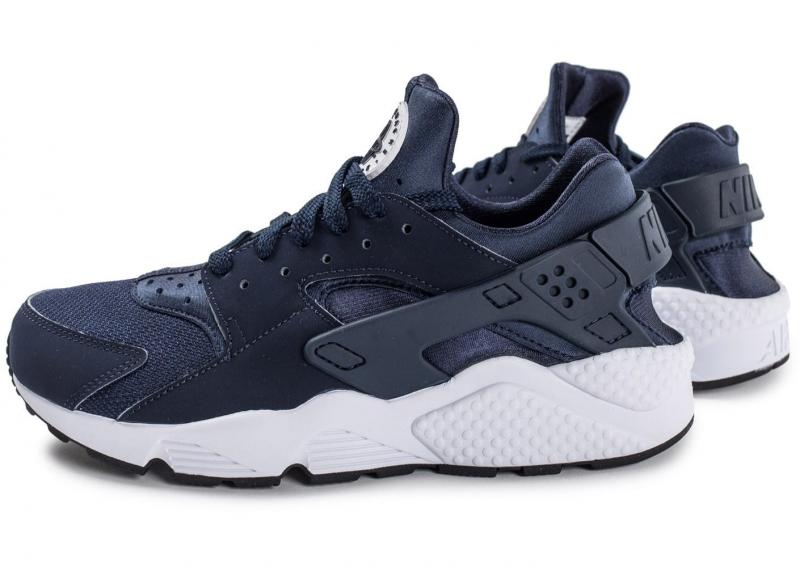 Looking for the Perfect Pair of Blue Nike Huaraches. Check Your Size for Comfort