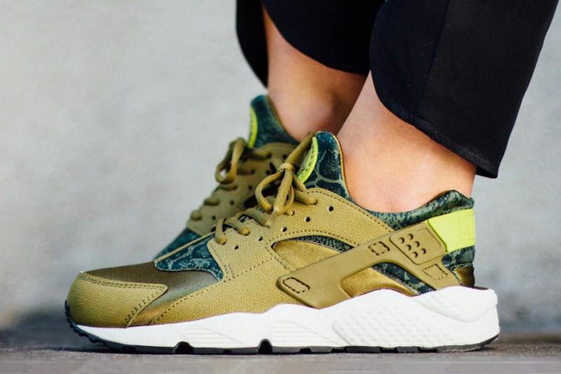 Looking for the Perfect Pair of Blue Nike Huaraches. Check Your Size for Comfort