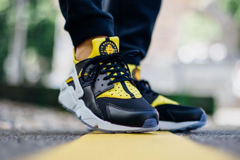 Looking for the Perfect Pair of Blue Nike Huaraches. Check Your Size for Comfort
