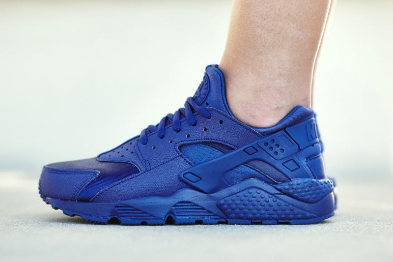 Looking for the Perfect Pair of Blue Nike Huaraches. Check Your Size for Comfort