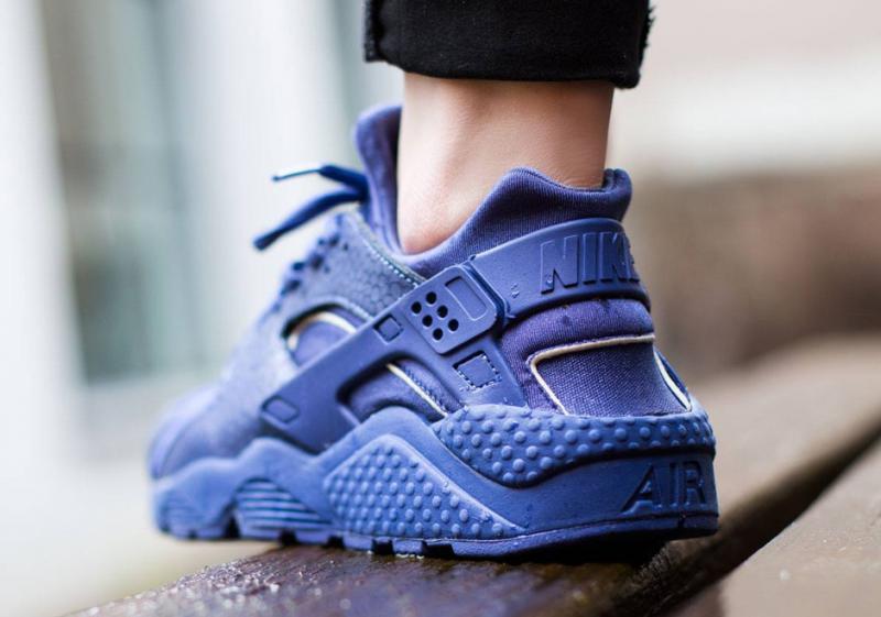 Looking for the Perfect Pair of Blue Nike Huaraches. Check Your Size for Comfort