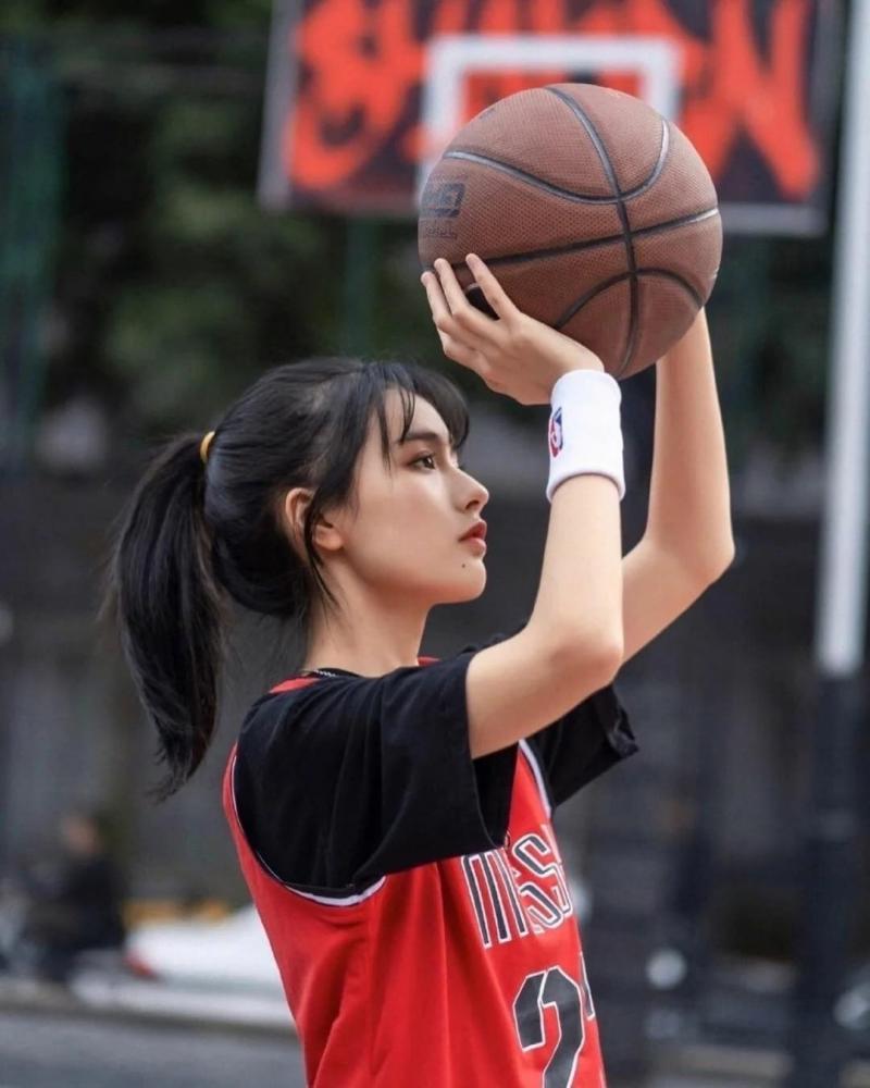 Looking for Top Basketball Gear This Year. Discover the Most Stylish Basketball Outfits for Women