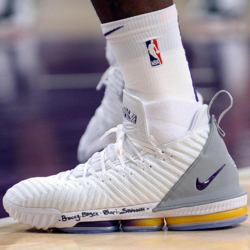 Looking for White Basketball Shoes. The 15 Best Models for 2022