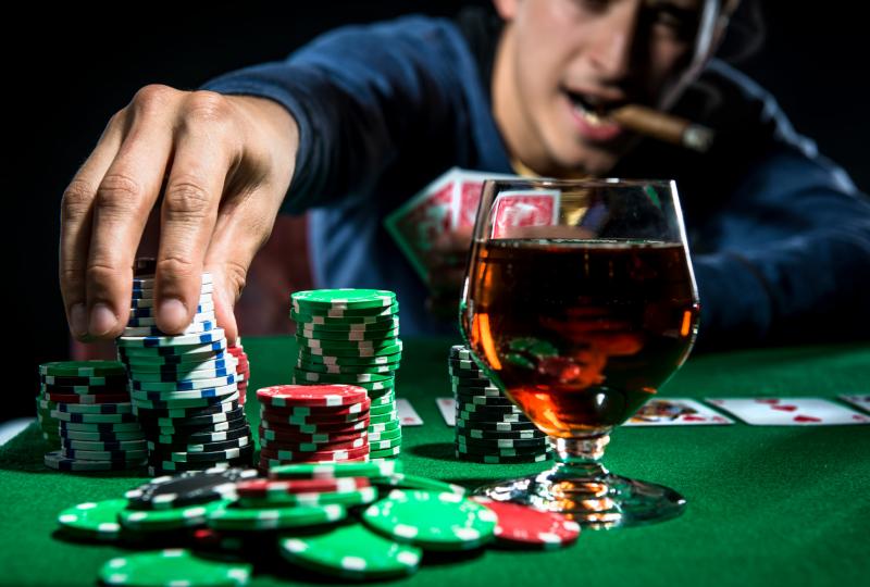 Looking to Upgrade Your Poker Nights This Year. Discover the Top 15 Essentials for an Epic Poker Table Setup