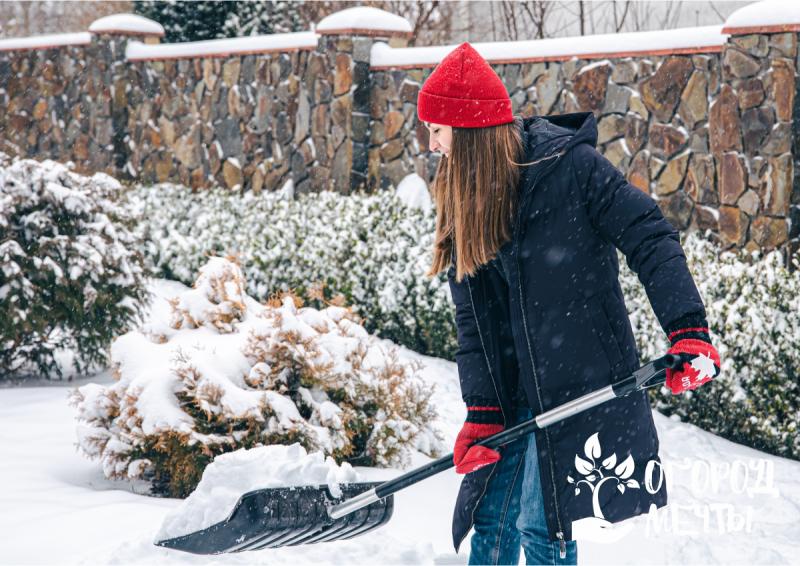 Searching for the Best Gloves to Make Shoveling Easier This Winter. Discover the Top-Rated Options Here