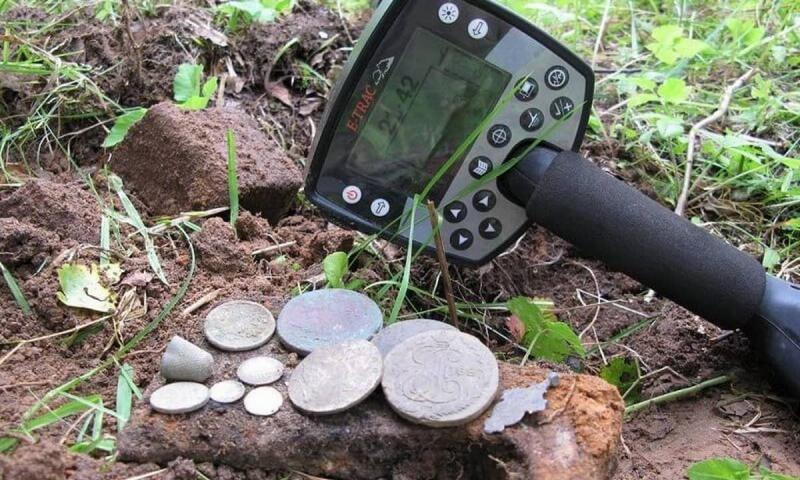 Searching for Treasure with the Royal BB4500 Hi2: The Ultimate Metal Detector