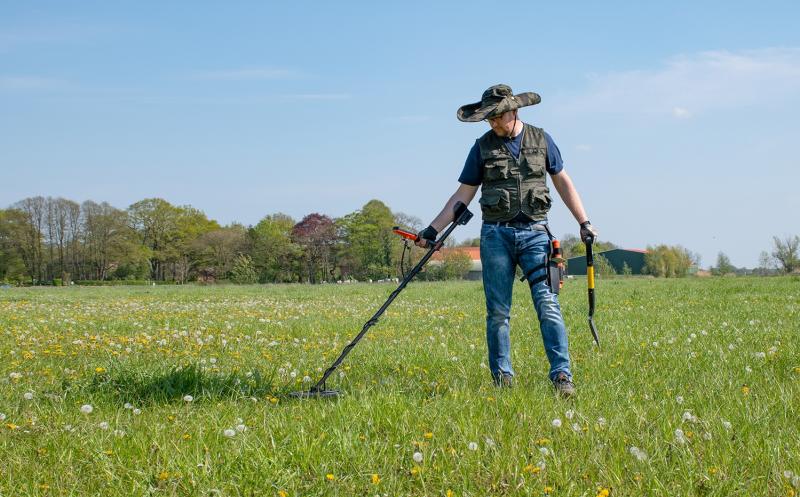 Uncovering Treasure with the Discovery 1100: 5 Insider Tips for Metal Detector Novices