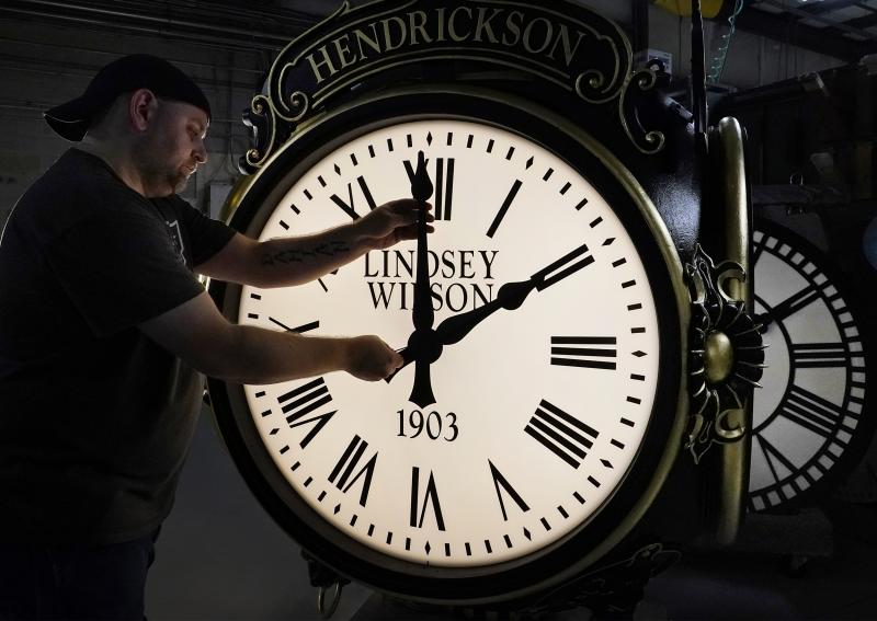 Want a Reliable Wall Clock. 14 Inch Atomic Clocks Have These Benefits