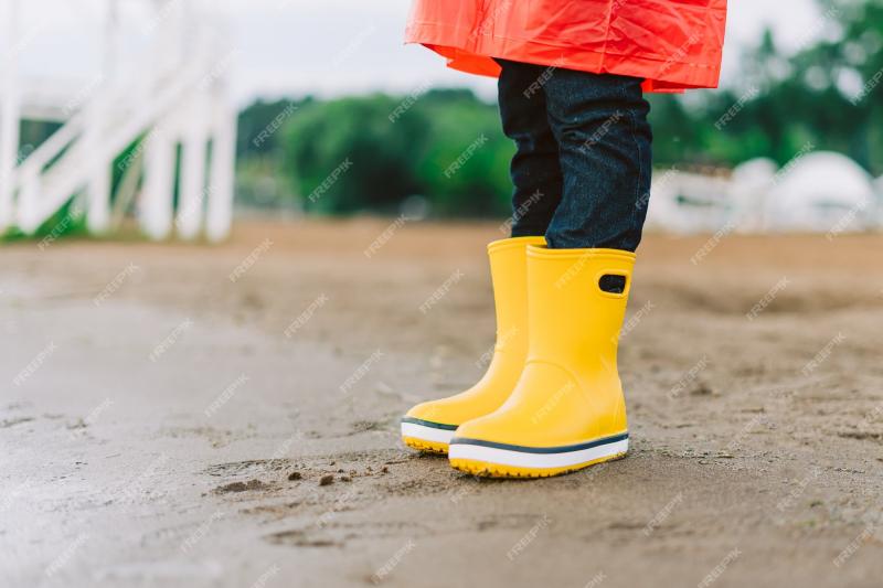 Wearing Rubber Boots Over Shoes This Winter: How To Stay Dry And Stylish