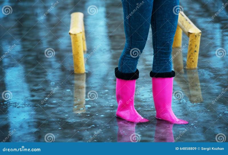 Wearing Rubber Boots Over Shoes This Winter: How To Stay Dry And Stylish