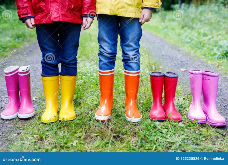 Wearing Rubber Boots Over Shoes This Winter: How To Stay Dry And Stylish