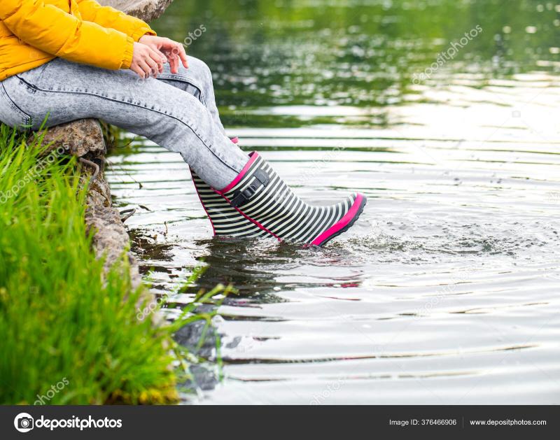 Wearing Rubber Boots Over Shoes This Winter: How To Stay Dry And Stylish