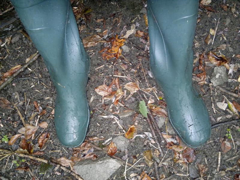 Wearing Rubber Boots Over Shoes This Winter: How To Stay Dry And Stylish