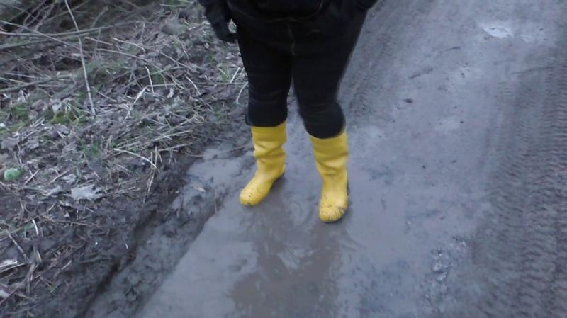 Wearing Rubber Boots Over Shoes This Winter: How To Stay Dry And Stylish