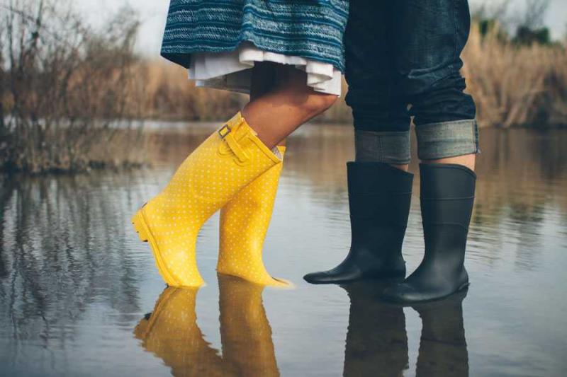 Wearing Rubber Boots Over Shoes This Winter: How To Stay Dry And Stylish