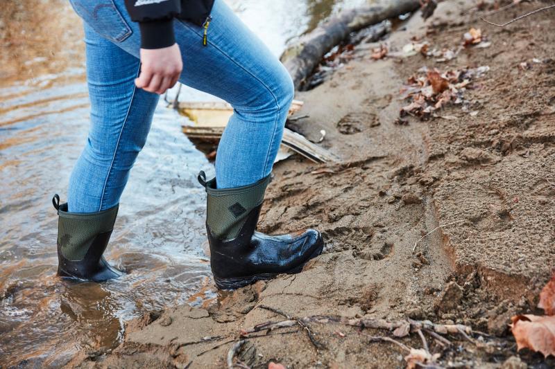 Wearing Rubber Boots Over Shoes This Winter: How To Stay Dry And Stylish